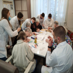 Волонтерский  марафон добрых дел продолжается!  Участники проекта «В лучах милосердия» под руководством руководителя проекта Киндяковой Ольги Викторовны совместно с волонтерами-медиками  посетили Барнаульский  дом-интернат для престарелых и инвалидов (ветеранов войны и труда).