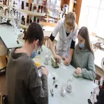 Преподаватели фармацевтического отделения 20 ноября 2021 года принимали на своей кафедре первых участников проекта «Билет в будущее»,  который ориентирован на раннее определение  будущей профессии.  