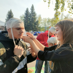 В сквере Химиков в Октябрьском районе на улице Германа Титова, 9 мая прошли праздничные мероприятия, посвященные Дню Победы.