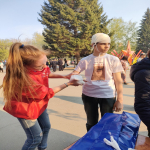 В сквере Химиков в Октябрьском районе на улице Германа Титова, 9 мая прошли праздничные мероприятия, посвященные Дню Победы.