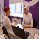 12.04.2023 на площадке компетенции «Медицинский и социальный уход» участники выполняют задания модуля В «Патронаж пациента с хронической болезнью почек на дому» и модуля Г «Патронаж пациента с рассеянным склерозом на дому»