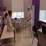 12.04.2023 на площадке компетенции «Медицинский и социальный уход» участники выполняют задания модуля В «Патронаж пациента с хронической болезнью почек на дому» и модуля Г «Патронаж пациента с рассеянным склерозом на дому»