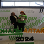 В Алтайском крае завершился региональный этап Чемпионата по профессиональному мастерству «Профессионалы» В Алтайском крае завершился Региональный этап Чемпионата по профессиональному мастерству «Профессионалы» в 2024 году. Торже-ственное закрытие Чемпионата и награждение победителей прошло в мно-гофункциональном спортивном комплексе краевой столицы «Титов-Арена». Губернатор Алтайского края, Председатель Правительства Алтай-ского края Виктор Томенко приветствовал участников Чемпионата. «Огромный заряд энерги