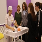 Будущее медицины начинается сегодня: Амбассадоры Профессионалитета помогли барнаульским школьникам совершить «Старт в медицину»