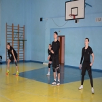 Парни в спортивном зале играют в волейбол