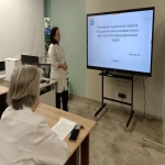 Человек выступает с презентацией перед слушателями