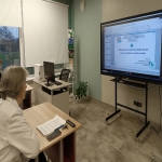 Человек выступает с презентацией перед слушателями