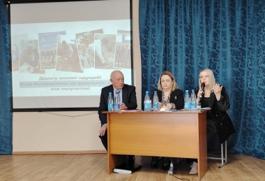 В ходе визита в Родинский медицинский колледж особое внимание было уделено взаимодействию с работодателем — Центральной районной больницей с. Родино. Это действительно продуктивный тандем, который уже приносит конкретные результаты.
