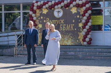 Сегодня, 27 июня, в Барнаульском базовом медицинском колледже состоялся один из самых важных дней в жизни наших студентов — торжественная церемония вручения дипломов.