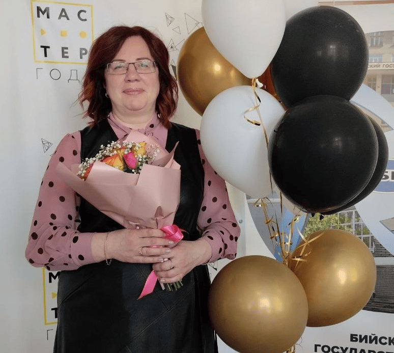 В Алтайском крае подвели итоги регионального этапа Всероссийского конкурса «Мастер года-2023»  На базе Бийского государственного колледжа прошла торжественная церемония закрытия регионального этапа Всероссийского конкурса «Ма-стер года-2023». С приветственным словом к участникам обратилась заместитель ми-нистра образования и науки Алтайского края Лариса Исакова: «Поздрав-ляю всех от лица министра образования и науки с достойным завершением конкурса. Он в России достаточно молод, но при этом уже имеет давние