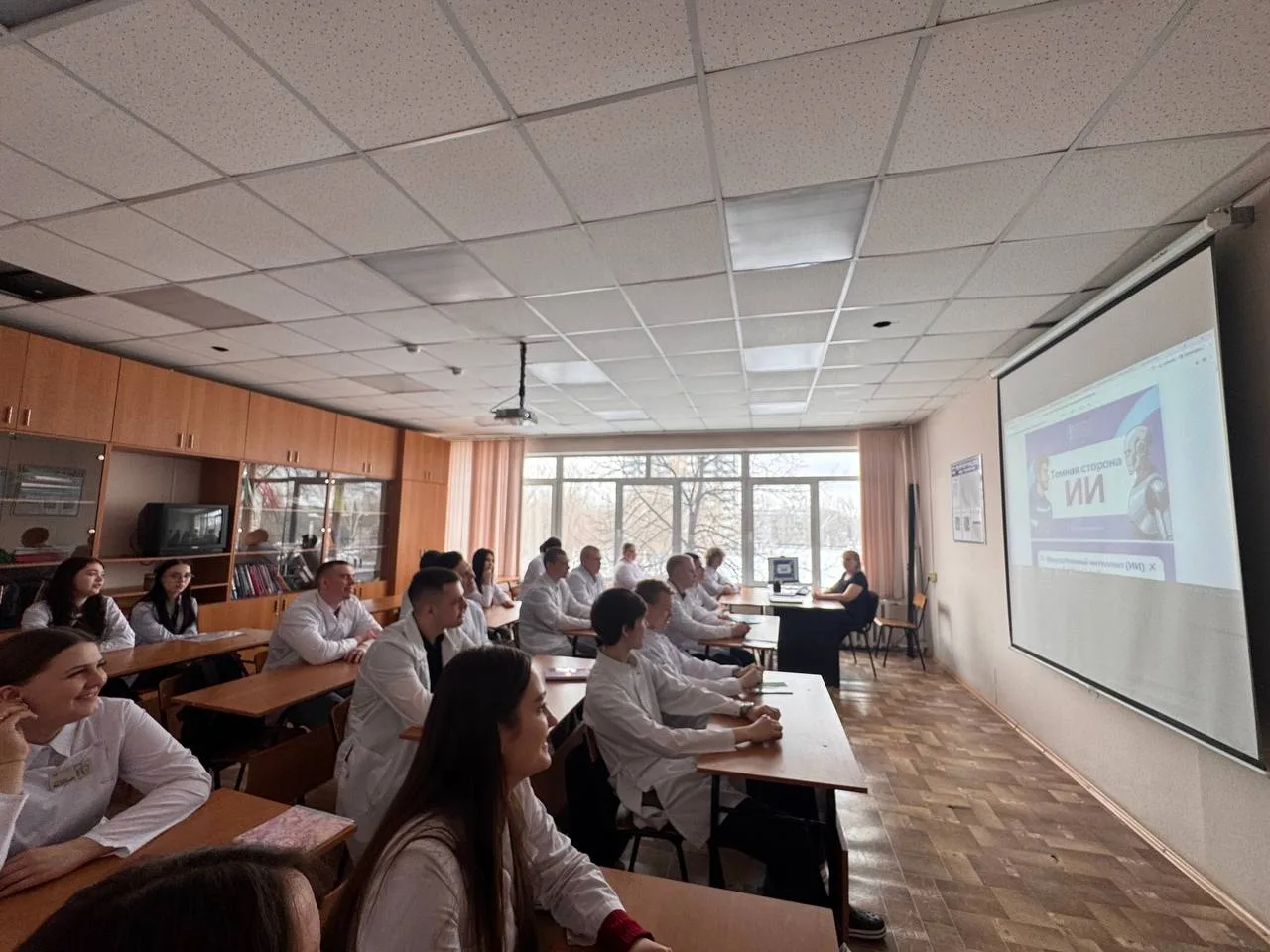 В марте 2026 года во всех образовательных учреждениях России традиционно проводятся уроки по финансовой безопасности. В этом году для Уроков выбрана актуальная тема цифровой эпохи «Темная сторона» искусственного интеллекта».