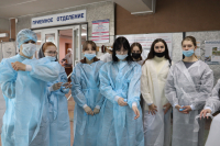 Главная медицинская сестра «Краевой клинической больницы скорой медицинской помощи №2» Панченко Анжелика Рифовна показала несколько отделений учреждения и рассказала о специфике каждого из них.