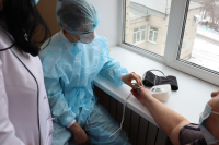 Школьникам предоставили возможность измерить давление и сатурацию у пациента.