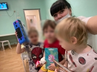 Волонтеры в роли "больничной няни" оказывают помощь в уходе за детьми из детских домов, находящихся на лечении в Детской инфекционной больнице №2 г. Барнула