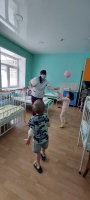 Волонтеры в роли "больничной няни" оказывают помощь в уходе за детьми из детских домов, находящихся на лечении в Детской инфекционной больнице №2 г. Барнула