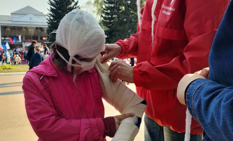 В сквере Химиков в Октябрьском районе на улице Германа Титова, 9 мая прошли праздничные мероприятия, посвященные Дню Победы.