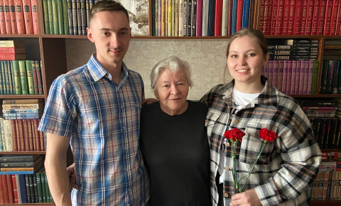 Ежегодно в канун празднования дня Победы студенты и преподаватели Барнаульского базового медицинского колледжа поздравляют ветеранов – категории дети войны.