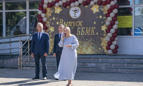 Сегодня, 27 июня, в Барнаульском базовом медицинском колледже состоялся один из самых важных дней в жизни наших студентов — торжественная церемония вручения дипломов.