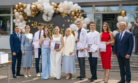 30 июня ББМК с гордостью выпустил в профессиональную жизнь еще более 400 молодых специалистов! В этот знаменательный день состоялось торжественное вручение дипломов выпускникам отделений "Лечебное дело", "Акушерское дело" и "Сестринское дело".